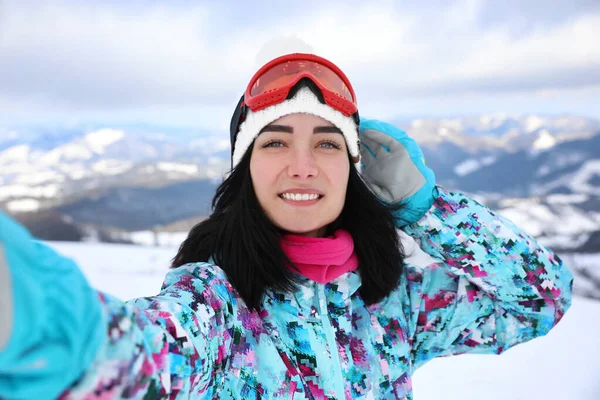 Mujer Joven Tomando Selfie Resort Montaña Vacaciones Invierno —  Fotos de Stock