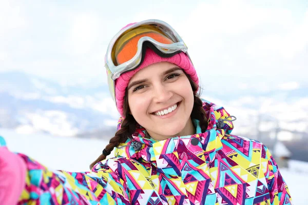 Mujer Joven Tomando Selfie Resort Montaña Vacaciones Invierno —  Fotos de Stock