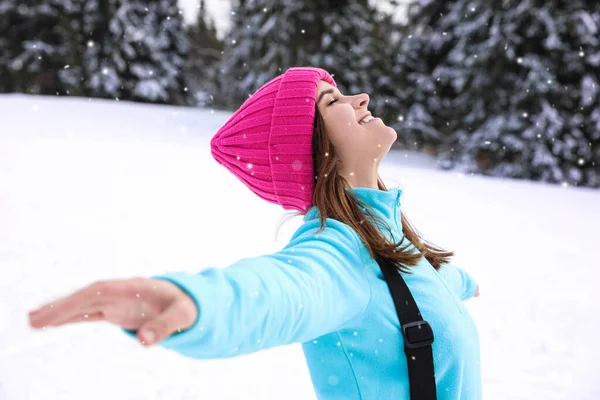 Νεαρή Γυναίκα Στο Ορεινό Θέρετρο Χειμερινές Διακοπές — Φωτογραφία Αρχείου