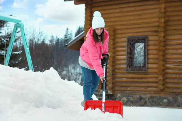 Γυναίκα Καθαρισμού Χιονιού Φτυάρι Εξωτερικούς Χώρους Την Ημέρα Του Χειμώνα — Φωτογραφία Αρχείου