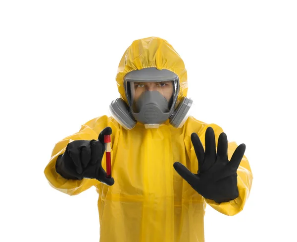 身穿化学防护服的人拿着装有白底血样的试管 防止病毒传播 — 图库照片