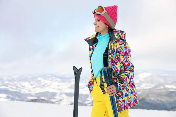 Junge Frau Mit Ski Auf Schneebedecktem Hügel Winterurlaub — Stockfoto