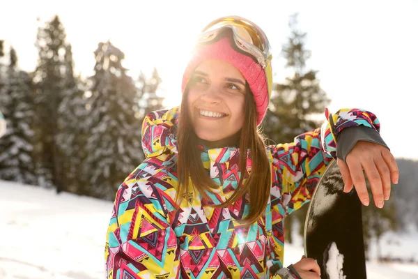 Mujer Joven Con Snowboard Colina Nevada Vacaciones Invierno —  Fotos de Stock