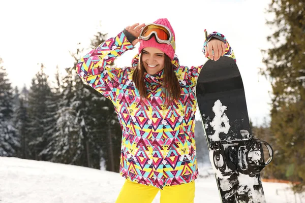 Jovem Snowboarder Usando Roupas Esportivas Inverno Livre — Fotografia de Stock