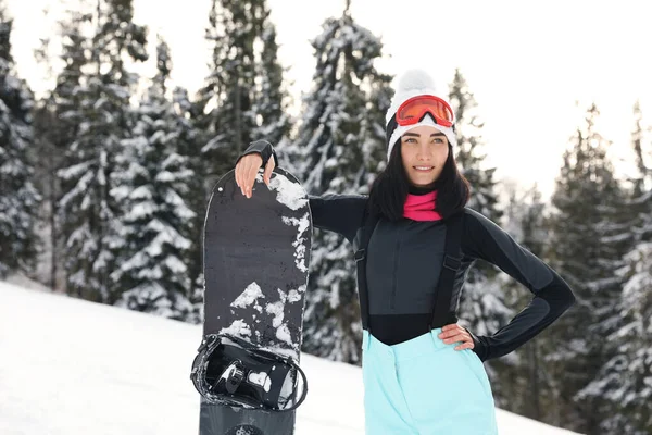 Jeune Snowboarder Portant Des Vêtements Sport Hiver Plein Air — Photo
