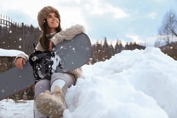 Jeune Snowboarder Portant Des Vêtements Sport Hiver Extérieur Vue Faible — Photo