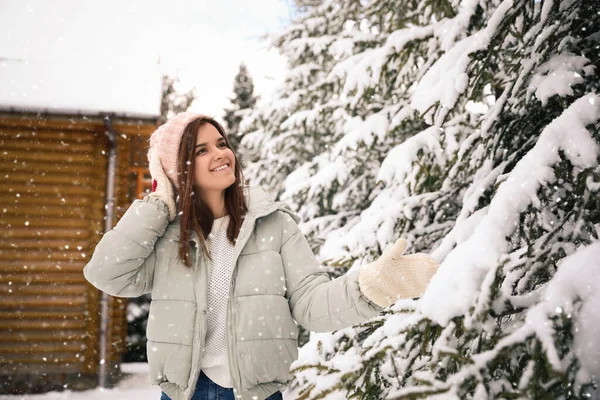 Krásná Mladá Žena Venku Sněžném Dni Zimní Dovolená — Stock fotografie