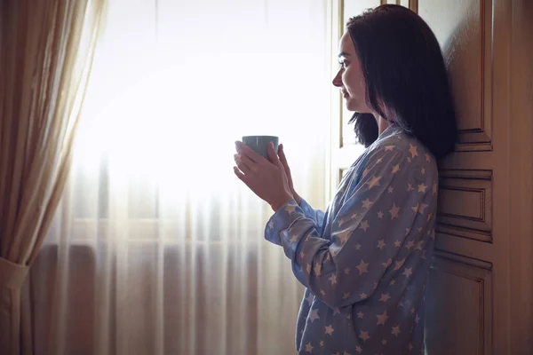 Jeune Femme Avec Boisson Près Fenêtre Maison Lazy Matin — Photo