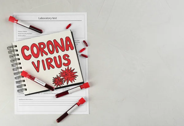 Anteckningsblock Med Ord Corona Virus Och Blodprov Ljus Bakgrund Platt — Stockfoto