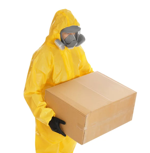 Muž Chemickém Ochranném Obleku Lepenkovou Krabicí Bílém Pozadí Prevence Šíření — Stock fotografie