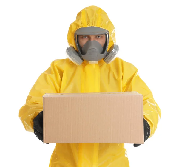 Muž Chemickém Ochranném Obleku Lepenkovou Krabicí Bílém Pozadí Prevence Šíření — Stock fotografie
