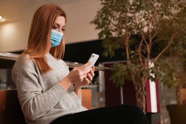 Mujer Con Máscara Médica Teléfono Móvil Interior Protección Contra Virus — Foto de Stock