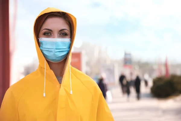 도로변에 의료용 마스크를 바이러스의 — 스톡 사진