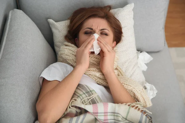 家でソファに横になっている病気の女性 インフルエンザウイルス — ストック写真