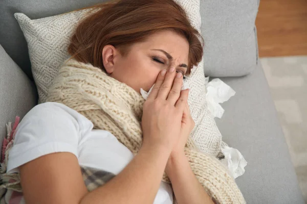 Άρρωστη Γυναίκα Ξαπλωμένη Στον Καναπέ Στο Σπίτι Ιός Γρίπης — Φωτογραφία Αρχείου