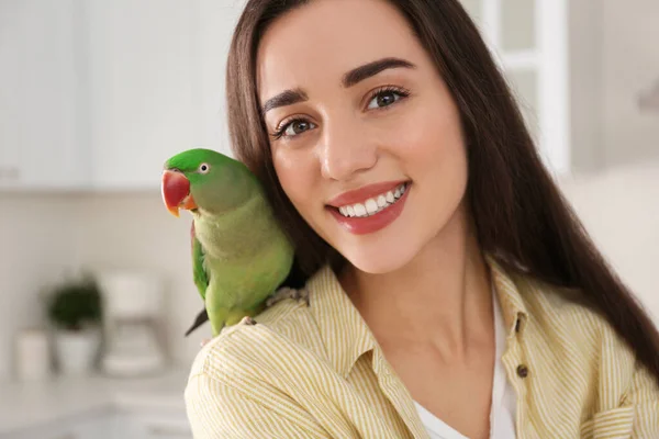 Junge Frau Mit Alexandrine Sittich Drinnen Nettes Haustier — Stockfoto