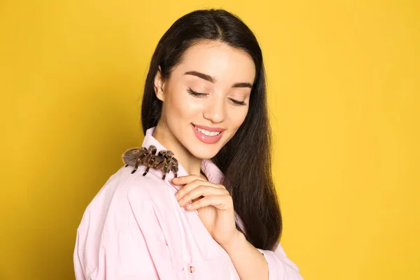 Mulher Segurando Tarântula Listrada Joelho Fundo Amarelo Animal Estimação Exótico — Fotografia de Stock