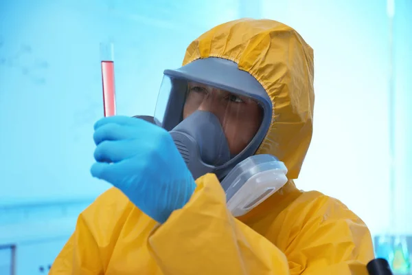 実験室での試験管付き化学保護スーツの科学者 ウイルス研究 — ストック写真