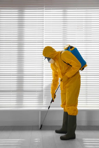 Trabalhador Masculino Terno Protetor Pulverizando Inseticida Chão Madeira Dentro Casa — Fotografia de Stock