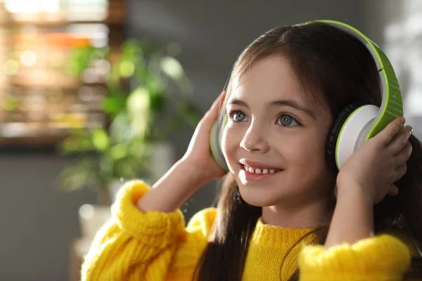 Cute Little Girl Słuchawkami Słuchając Audiobook Domu — Zdjęcie stockowe