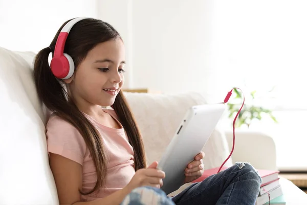 Linda Niña Con Auriculares Tabletas Escuchando Audiolibro Casa —  Fotos de Stock