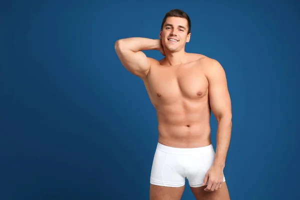 Mann Mit Sexy Körper Auf Blauem Hintergrund Raum Für Text — Stockfoto