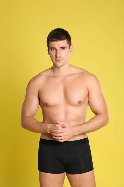 Mann Mit Sexy Körper Auf Gelbem Hintergrund — Stockfoto
