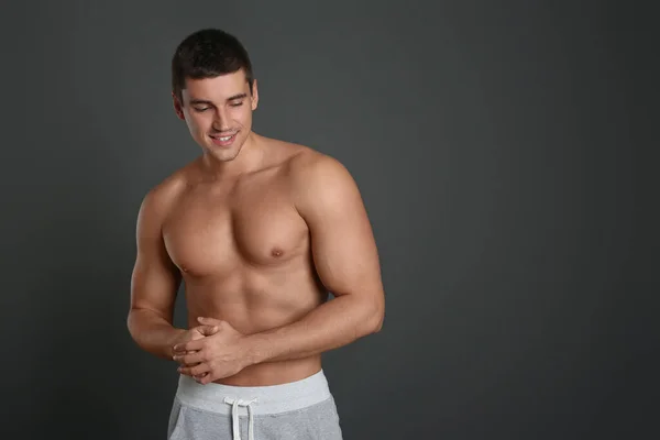 Mann Mit Sexy Körper Auf Grauem Hintergrund Raum Für Text — Stockfoto