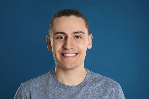 Retrato Joven Feliz Sobre Fondo Azul — Foto de Stock