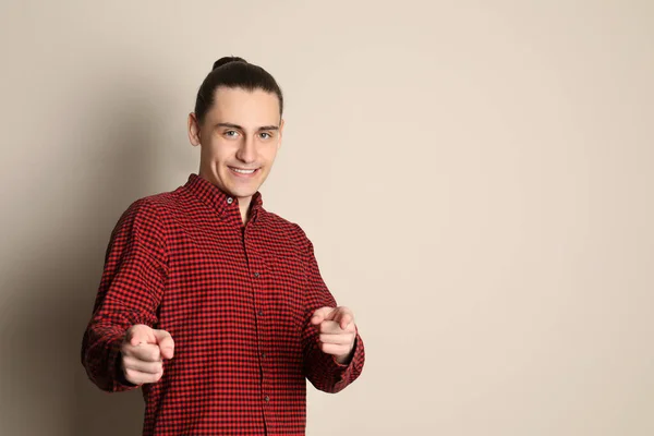 Retrato Joven Feliz Sobre Fondo Beige Espacio Para Texto —  Fotos de Stock