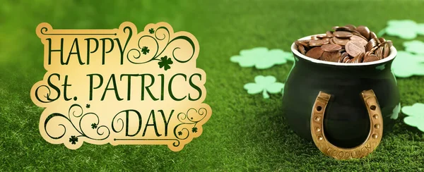 緑の芝生の上に金のコイン 馬蹄形とクローバーの葉のポット 聖パトリックの日のお祝い — ストック写真
