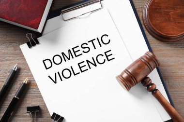Panoda DOMESTIC VİYAZİK ve tokmak tahta masa, düz yatıyordu
