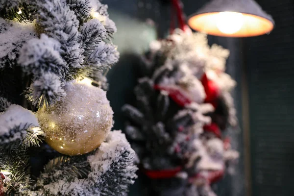Belle Guirlande Décorative Couverte Neige Extérieur Gros Plan Fête Noël — Photo