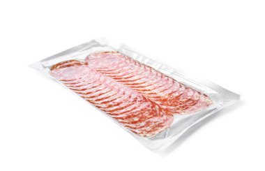 Beyaz arka planda lezzetli sosis dilimleri