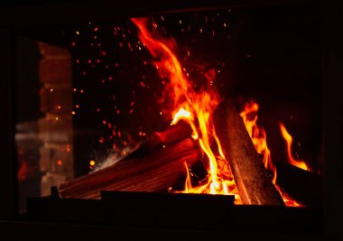 Yanan odunlu şömine, yakın çekim manzaralı. Kış tatili