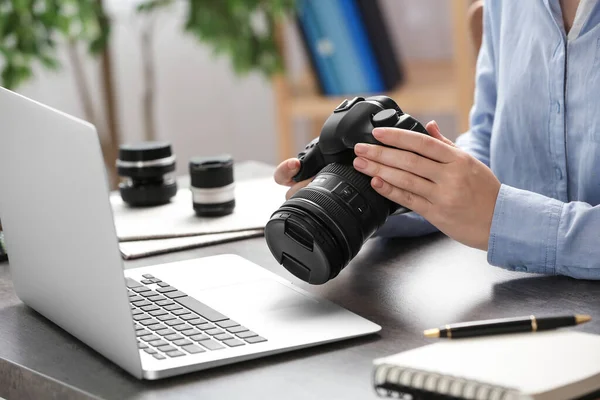 Periodista Con Cámara Trabajando Mesa Primer Plano — Foto de Stock