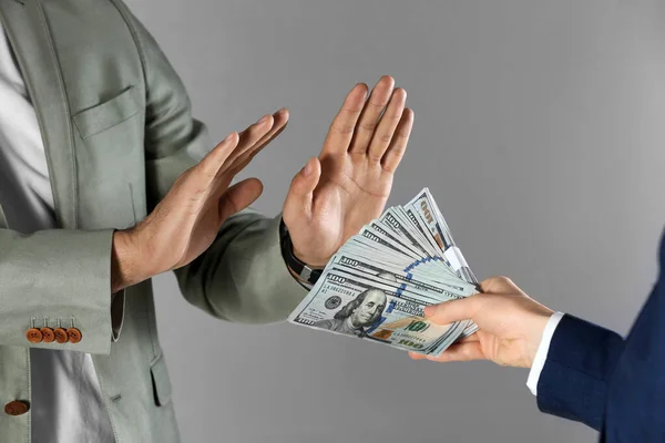 Homem Recusando Aceitar Suborno Fundo Cinza Close Mãos — Fotografia de Stock