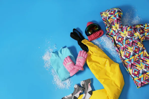 Стильний Зимовий Спортивний Одяг Світло Блакитному Фоні Плоский Одяг — стокове фото