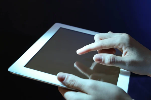 Mujer Usando Tableta Sobre Fondo Oscuro Primer Plano — Foto de Stock