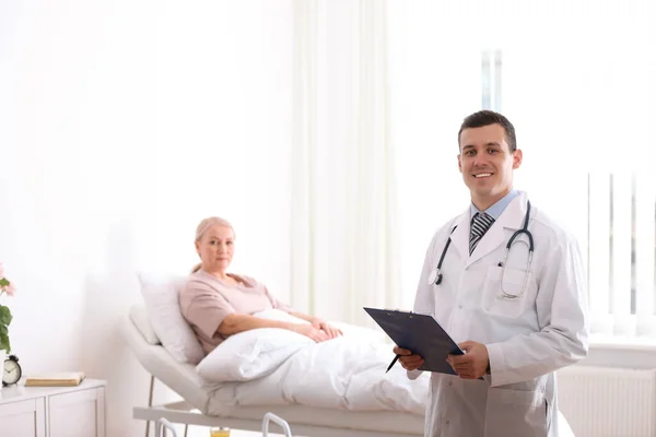 Doktor Navštěvuje Svého Pacienta Nemocnici — Stock fotografie