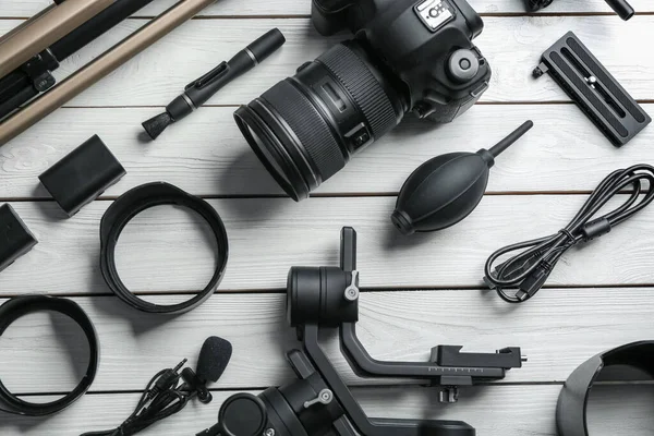 Composição Plana Configuração Com Câmera Equipamento Produção Vídeo Mesa Madeira — Fotografia de Stock