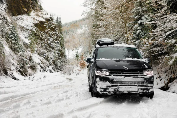 Modern Car Snowy Road Forest Winter Vacation — Stock Photo, Image