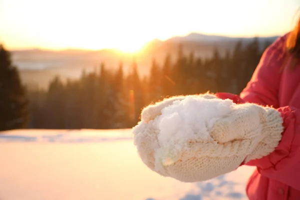 Kvinna Som Håller Hög Med Snö Utomhus Närbild Med Utrymme — Stockfoto