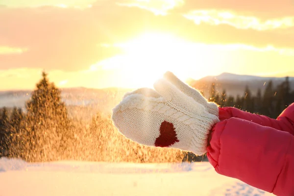 Mujer Joven Divirtiéndose Aire Libre Día Invierno Nevado Primer Plano — Foto de Stock