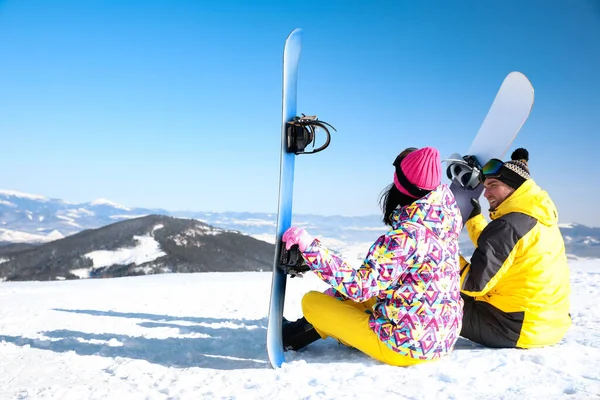 Couple Avec Snowboards Sur Colline Espace Pour Texte Vacances Hiver — Photo