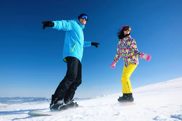 Couple Snowboarding Snowy Hill Winter Vacation — Stock Photo, Image