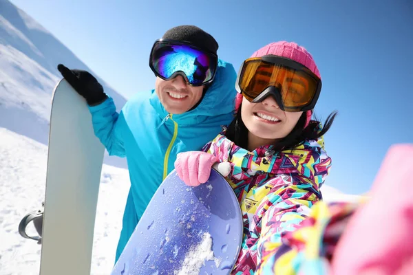 Couple Prenant Selfie Sur Colline Vacances Hiver — Photo