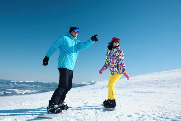 Pár Snowboardingu Zasněženém Kopci Zimní Dovolená — Stock fotografie