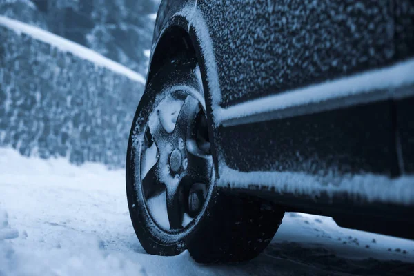 Karlı Kır Yolunda Arabanın Yakın Görüntüsü — Stok fotoğraf