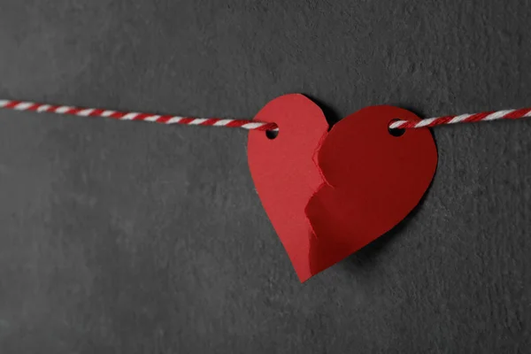 Σπασμένη Κόκκινη Χάρτινη Καρδιά Σχοινί Κοντά Στον Μαύρο Τοίχο Χώρος — Φωτογραφία Αρχείου